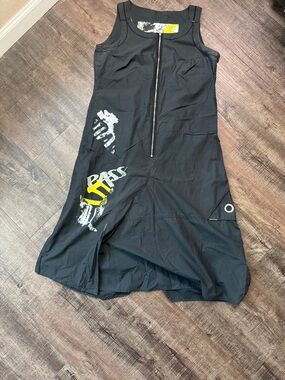 Black Sleeveless Zip-Front Dress with Yellow Graphic